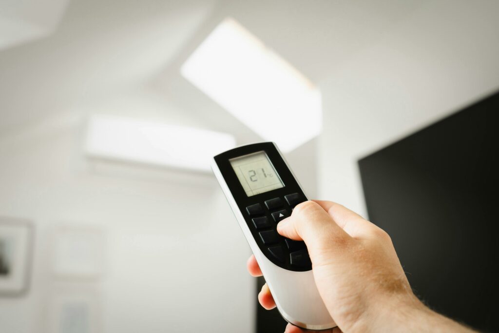 “Κάθε βαθμός πιο χαμηλά στο air condition αυξάνει 7% τον λογαριασμό”, προειδοποιεί ειδικός στην ενέργεια
