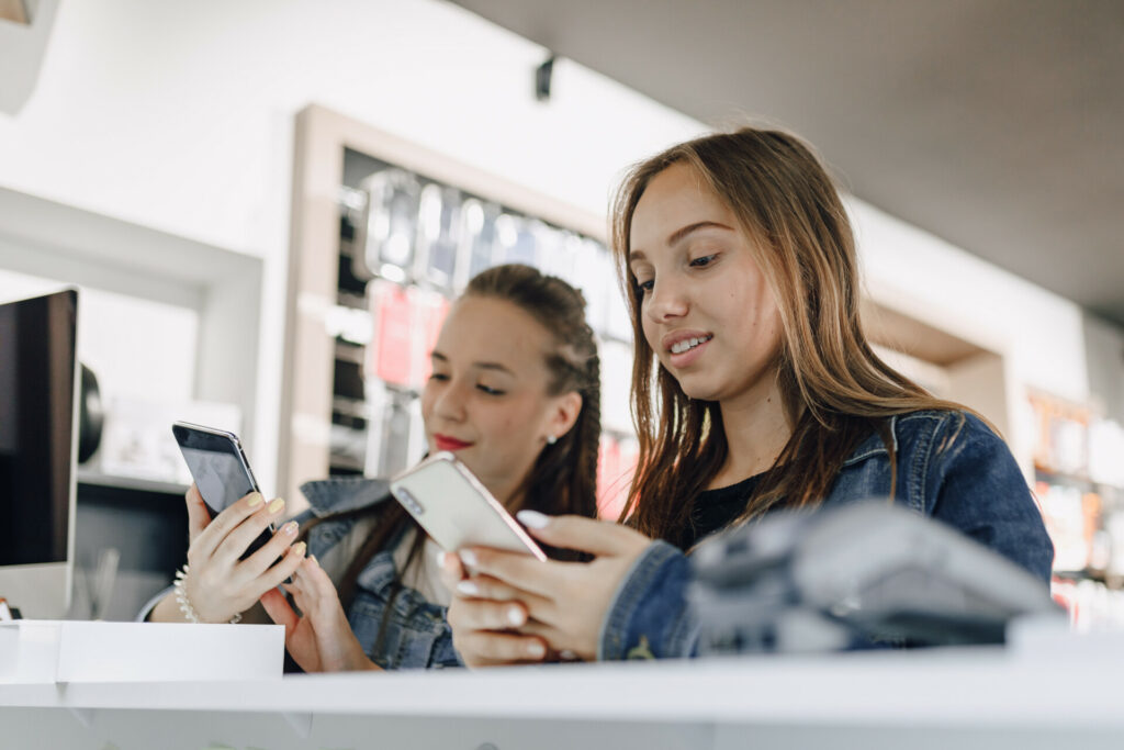 Eταιρεία αγοράζει μανιωδώς smartphone υπό τον φόβο παγκόσμιας έλλειψης τσιπ