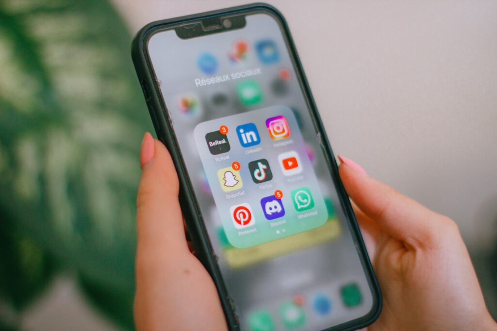 Πώς η ασφαλιστική απάτη περνά στα social media και τι σημαίνει αυτό για την Ελλάδα