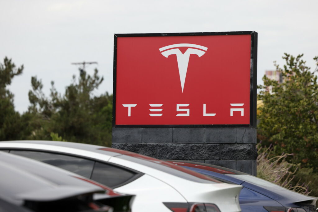 Tesla: Τι προσωπικό ψάχνει στην Ελλάδα – Πού κάνει προσλήψεις