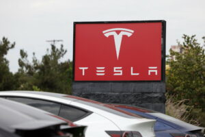 Tesla: Ξεπέρασε τις εκτιμήσεις με έσοδα 28,24 δισ. δολάρια, αλλά απογοήτευσε στα κέρδη