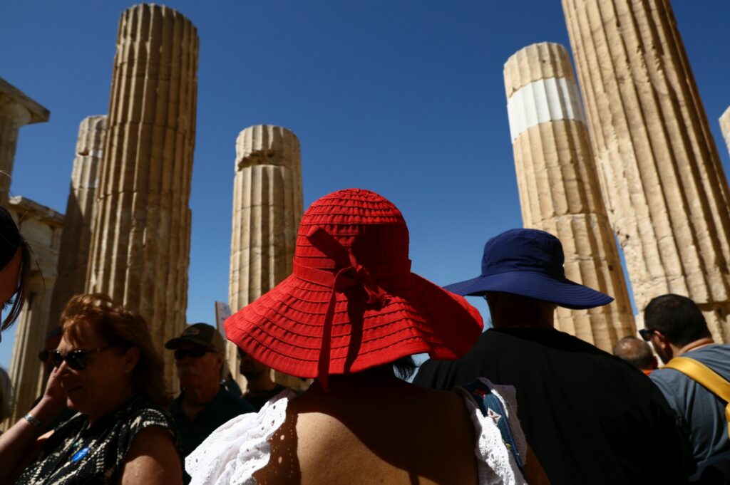 ΙΝΣΕΤΕ: Στα 32,4 δισ. η συνεισφορά του τουρισμού στην οικονομία το 2025