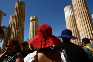 ΙΝΣΕΤΕ: Στα 32,4 δισ. η συνεισφορά του τουρισμού στην οικονομία το 2025