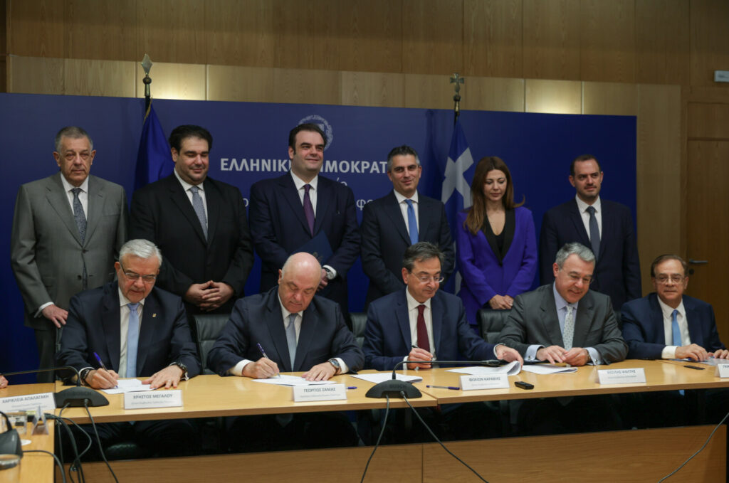 Δωρεά 100 εκατ. από τις συστημικές τράπεζες για την ανακαίνιση 238 σχολείων