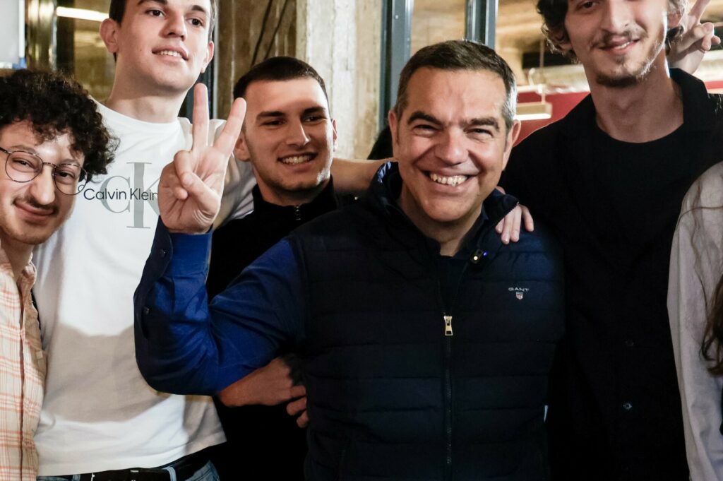 Αλέξης Τσίπρας με “το μπλε της πατρίδας μας, το κόκκινο των αγώνων μας” καλεί και πάλι στο Θησείο