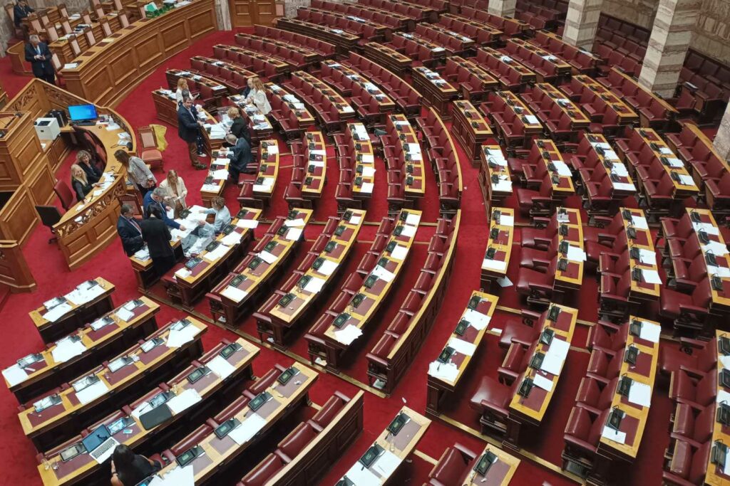 Live η συζήτηση της πρότασης του ΠΑΣΟΚ για εξεταστική για τις υποκλοπές στη Βουλή