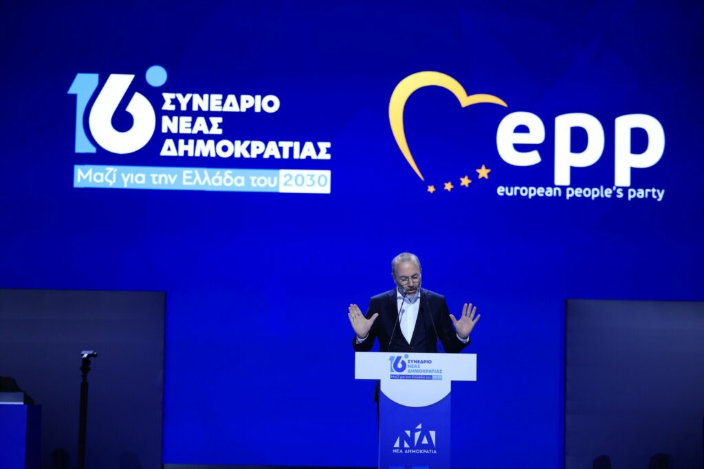 Βέμπερ στο Συνέδριο της ΝΔ: “Παράδειγμα για όλη την Ευρώπη” οι πολιτικές Μητσοτάκη