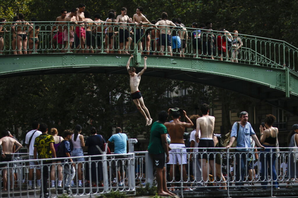 Παρίσι, καύσωνας, ©EPA/YOAN VALAT