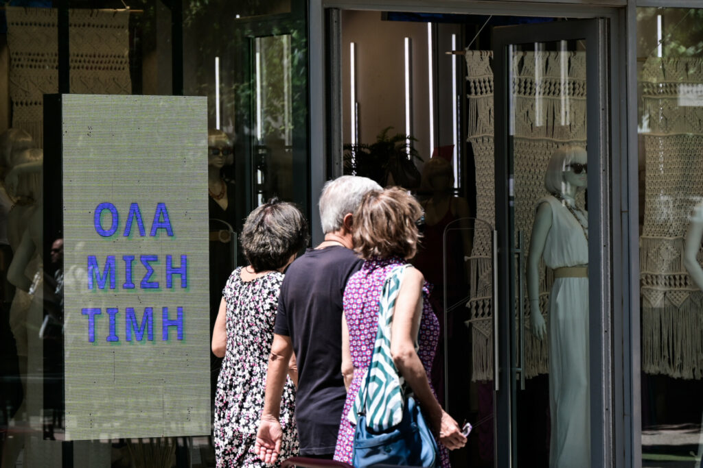 Θερινές εκπτώσεις 2026: Πότε ξεκινούν, ποια Κυριακή θα είναι ανοιχτά τα καταστήματα