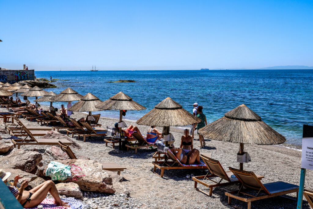 Οι παραλίες της Αττικής που είναι ακατάλληλες για μπάνιο: Οι χάρτες του ΠΑΚΟΕ