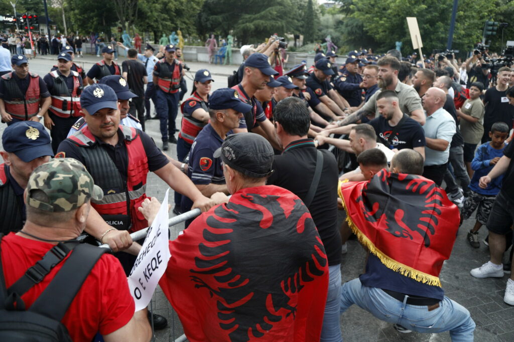 Αλβανία: Φωτιές έχουν ανάψει οι μπίζνες του γαμπρού του Τραμπ – Νέες διαδηλώσεις