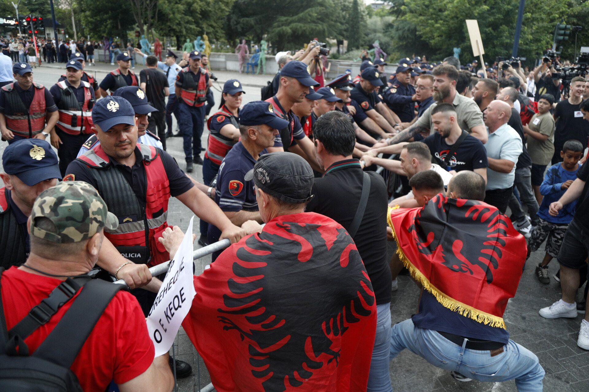 Χιλιάδες Αλβανοί πολίτες διαδηλώνουν κατά της δημιουργίας πολυτελούς τουριστικού resort, το οποίο συνδέεται με τον Τζάρεντ Κούσνερ © EPA/MALTON DIBRA