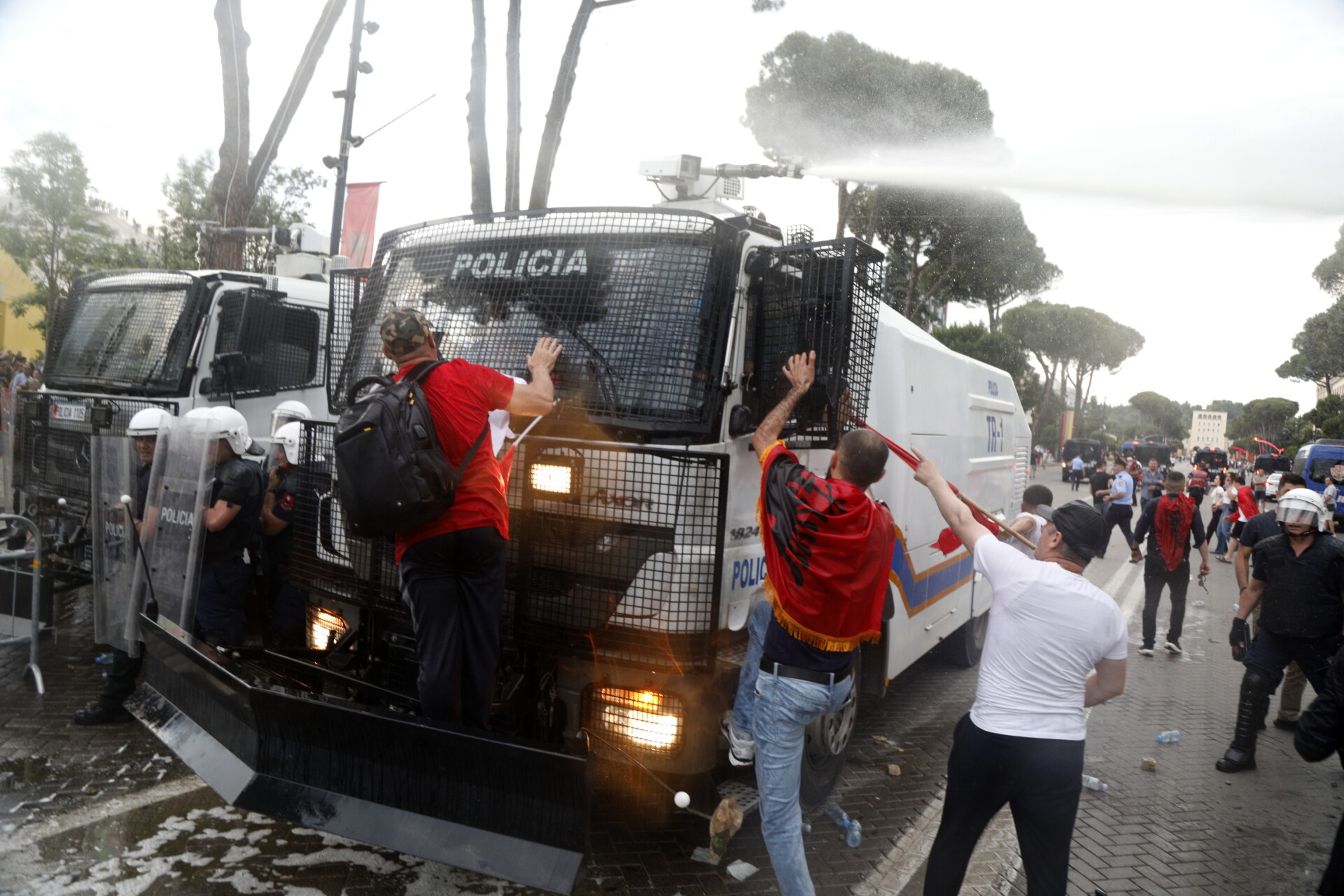 Χιλιάδες Αλβανοί πολίτες διαδηλώνουν κατά της δημιουργίας πολυτελούς τουριστικού resort, το οποίο συνδέεται με τον Τζάρεντ Κούσνερ © EPA/MALTON DIBRA