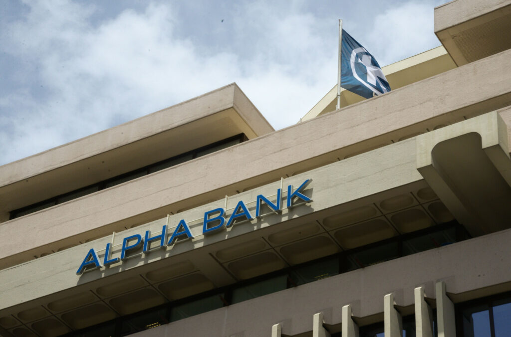 Alpha Bank: Καταργεί την προμήθεια μετατροπής συναλλάγματος στις κάρτες Aegean Bonus Visa