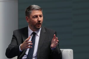 Η επένδυση Καραμανλή στην ασθενή μνήμη, η τακτική του “δώσ’ τα όλα” από τον Ανδρουλάκη, το κλειστό κλαμπ της ΕΛΑΣ και η κριτική εκ των έσω