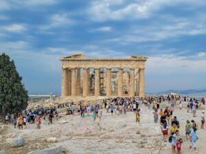 Υπερτουρισμός: Πάρτε τώρα μέτρα για να σωθεί η Αθήνα, λέει η ΤτΕ