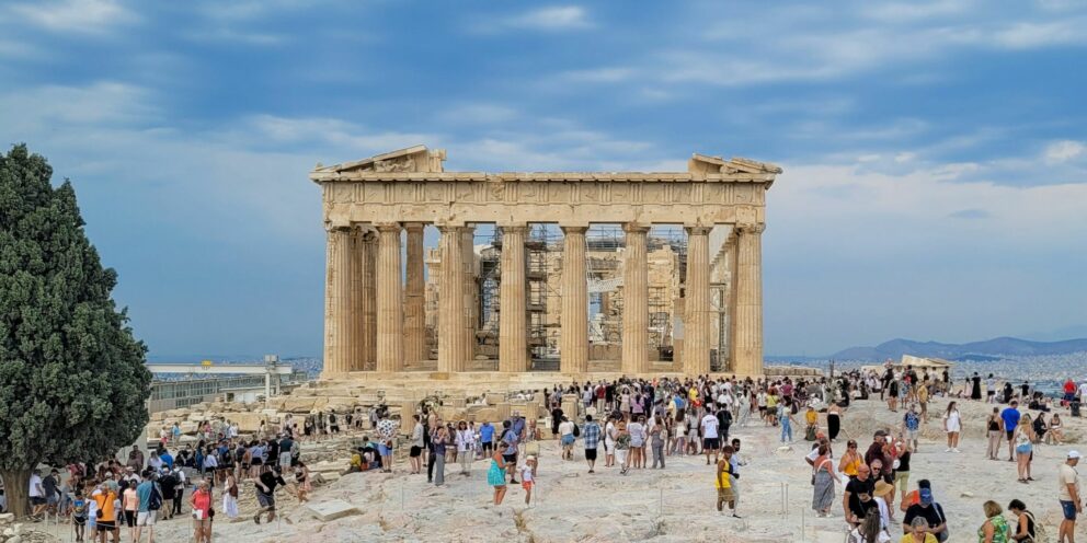 Υπερτουρισμός: Πάρτε τώρα μέτρα για να σωθεί η Αθήνα, λέει η ΤτΕ