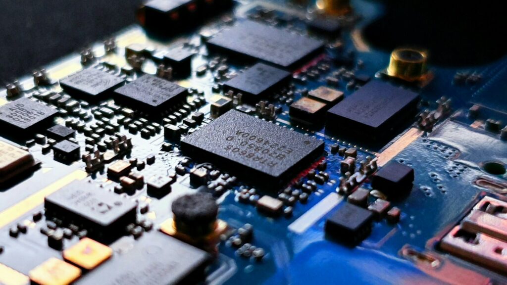 ASML: Γιατί το ευρωπαϊκό “οχυρό” των chips έχει μπει στο στόχαστρο των ΗΠΑ
