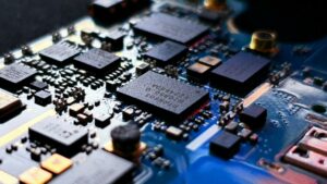 ASML: Γιατί το ευρωπαϊκό “οχυρό” των chips έχει μπει στο στόχαστρο των ΗΠΑ