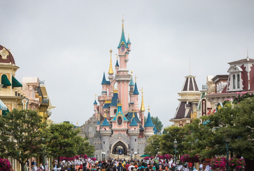 Η Disneyland στο Παρίσι φέρνει 16 εκατ. επισκέπτες ετησίως, αλλά αφήνει “τρύπα” 4,2 δισ. δολαρίων