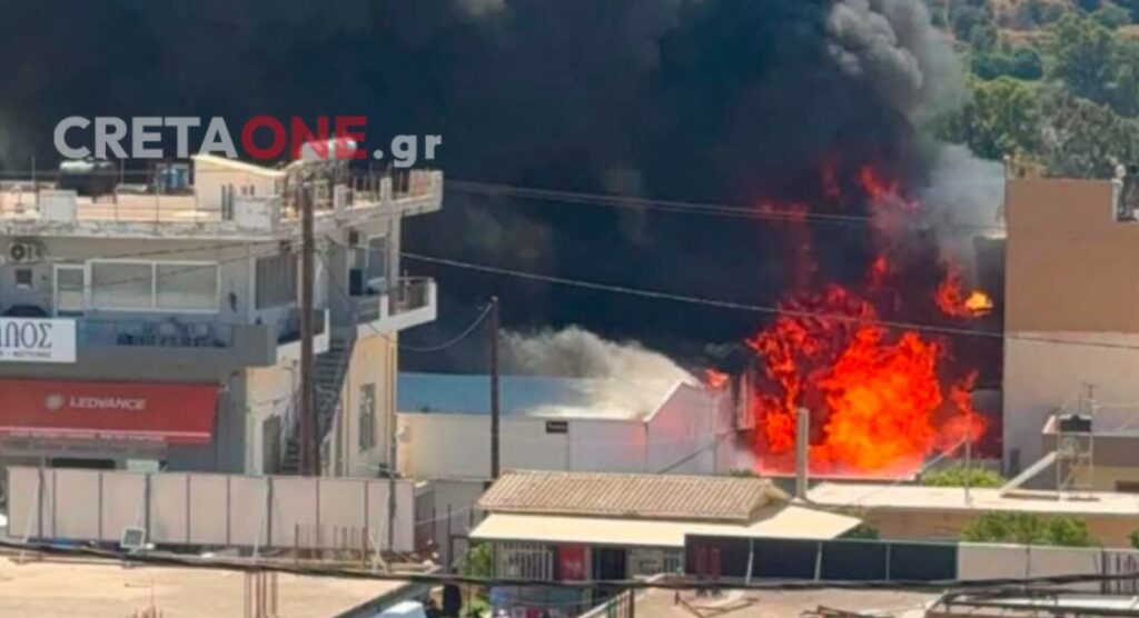 Μεγάλη φωτιά τώρα σε εργοστάσιο στο Ηράκλειο: Καίγονται σπίτια
