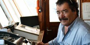 Πέθανε ο καπετάν Γιάννης του θρυλικού πλοίου των Μικρών Κυκλάδων “Σκοπελίτης”