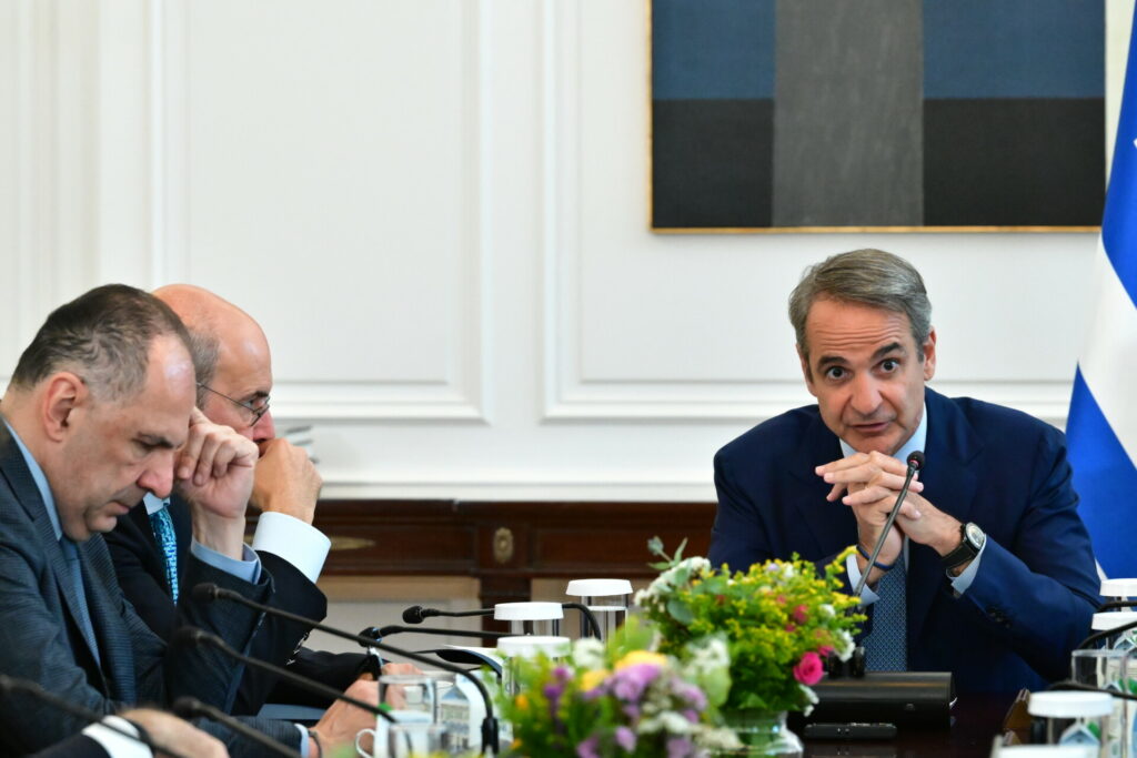 Μητσοτάκης στο Υπουργικό Συμβούλιο: Αναμένεται περαιτέρω πτώση στην τιμή της βενζίνης στην αντλία