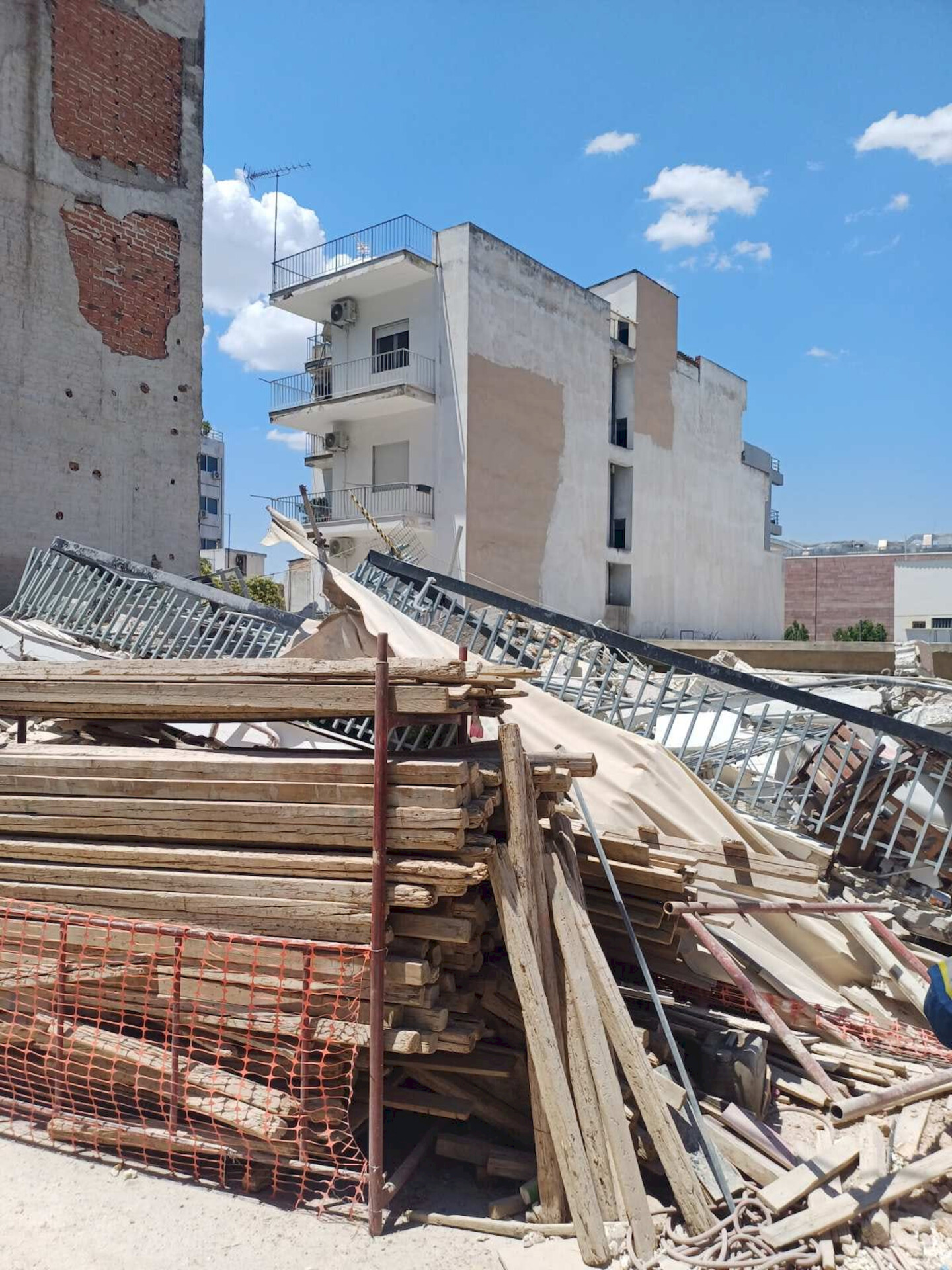 Κατάρρευση κτηρίου στα Πετράλωνα επί της οδού Αλκμήνης στην Αθήνα © ΓΡ. ΤΥΠΟΥ ΠΥΡΟΣΒΕΣΤΙΚΟΥ ΣΩΜΑΤΟΣ / EUROKINISSI