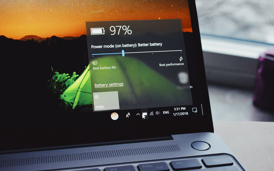 Ξέχνα τον φορτιστή. Αυτά είναι τα laptops με ολοήμερη μπαταρία!