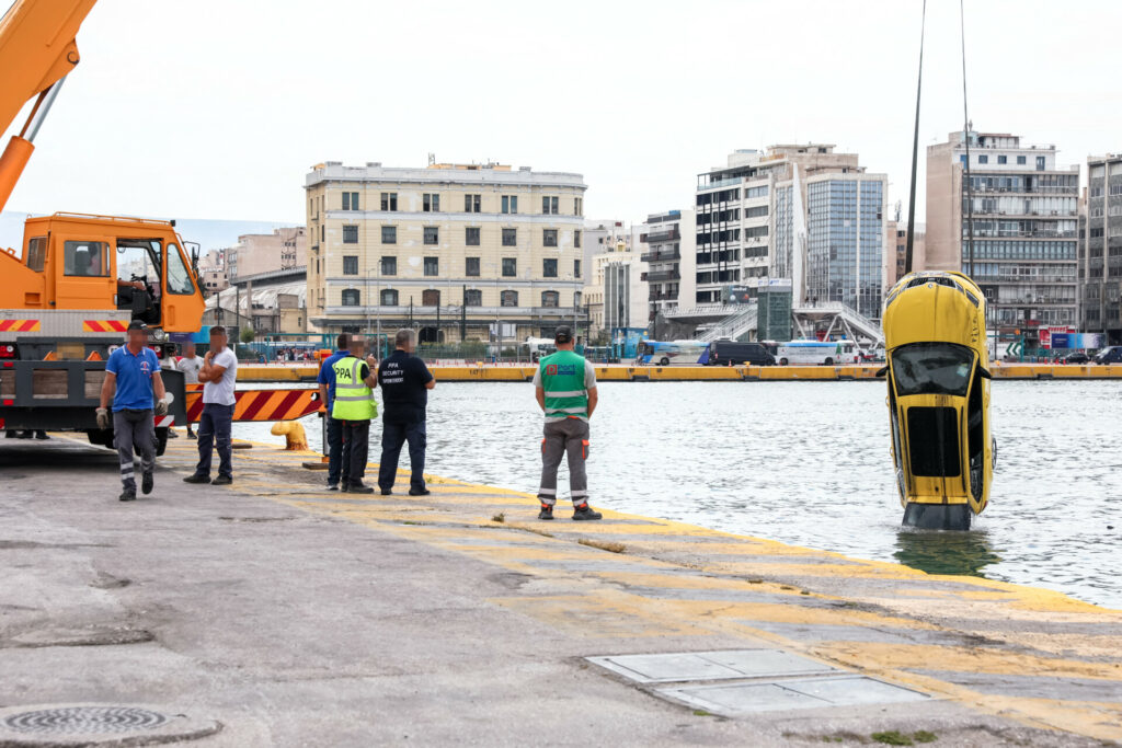 Πειραιάς: Νεκρός οδηγός ταξί που έπεσε με το όχημά του στο λιμάνι