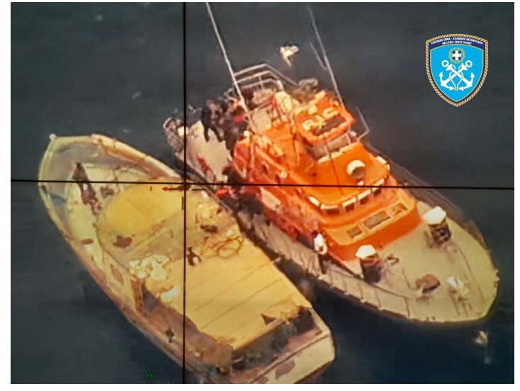 Επιχείρηση περισυλλογής 192 αλλοδαπών από αλιευτικό σκάφος νότια των Καλών Λιμένων Κρήτης ©ΑΠΕ-ΜΠΕ/Λιμενικό