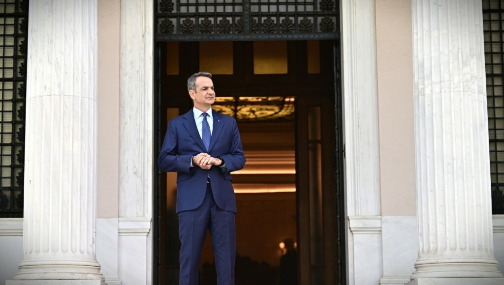 Σύσκεψη στο Μαξίμου με εκπροσώπους της αγοράς: Ακρίβεια και μειώσεις τιμών στο επίκεντρο