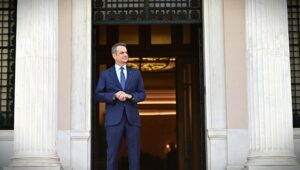 Σύσκεψη στο Μαξίμου με εκπροσώπους της αγοράς: Ακρίβεια και μειώσεις τιμών στο επίκεντρο