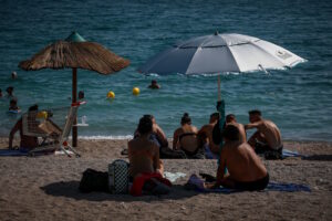 Μπάνιο στην Αττική: Οι τιμές στις παραλίες