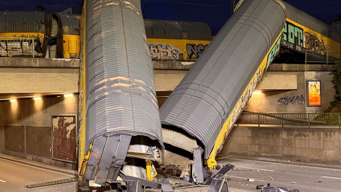 Μόναχο: Εμπορικό τρένο έπεσε από γέφυρα, ένας τραυματίας