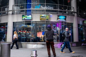 Wall Street: Απώλειες για τέταρτη μέρα στον Nasdaq, νέο ιστορικό υψηλό για Dow
