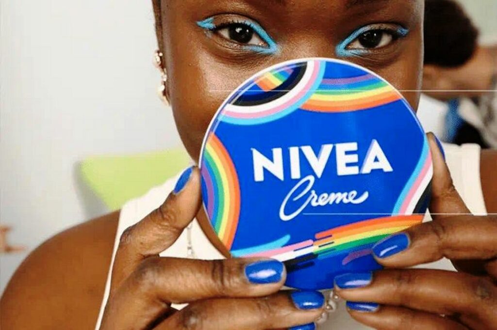 Το μπλε κουτί της Nivea γίνεται πολύχρωμο, ποιος είναι ο λόγος