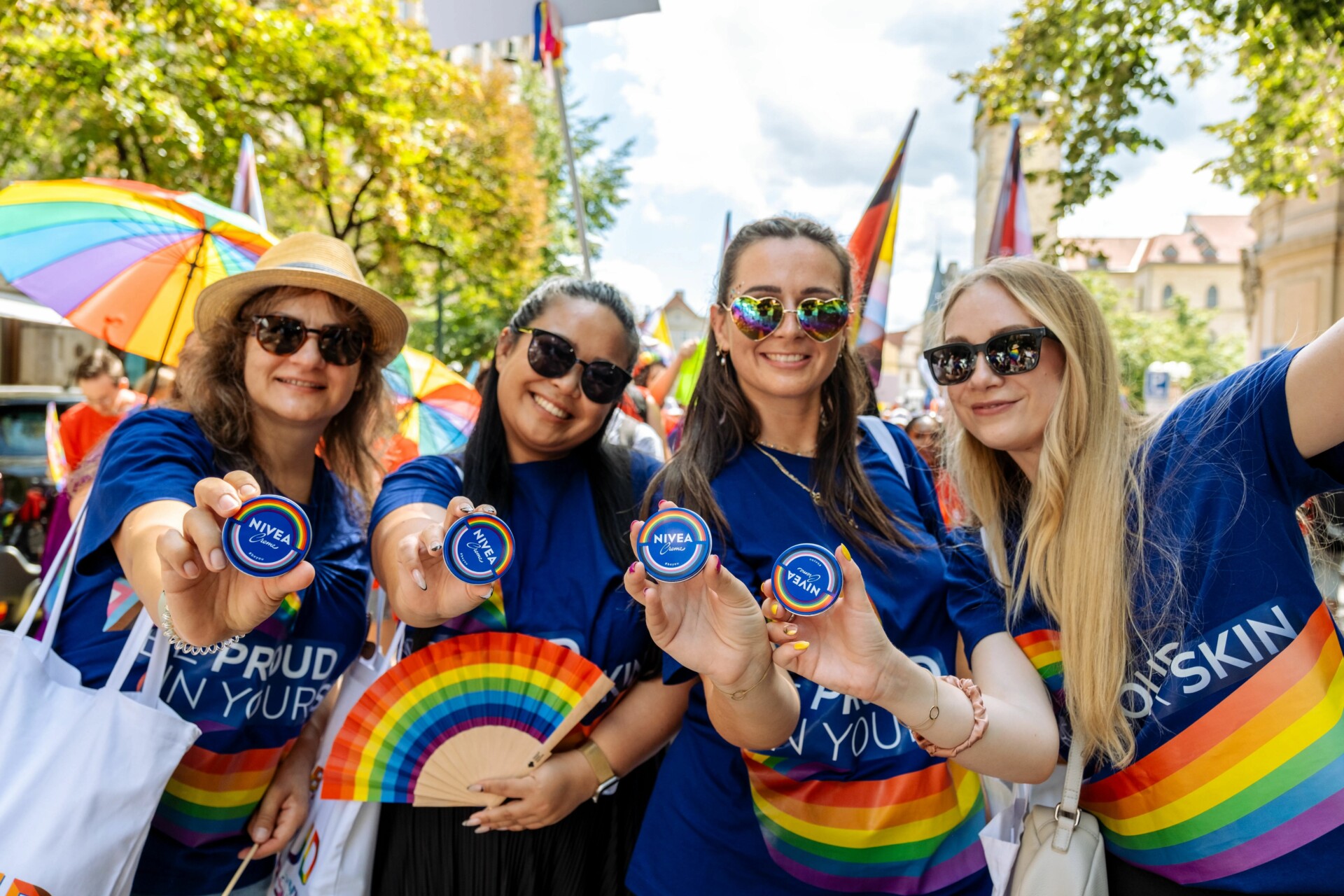 Το μπλε κουτί της Nivea γίνεται πολύχρωμο © beiersdorf.com