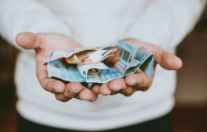 ΟΠΕΚΑ: Αντίστροφη μέτρηση για τις πληρωμές Ιουνίου, τι ώρα μπαίνουν στα ΑΤΜ