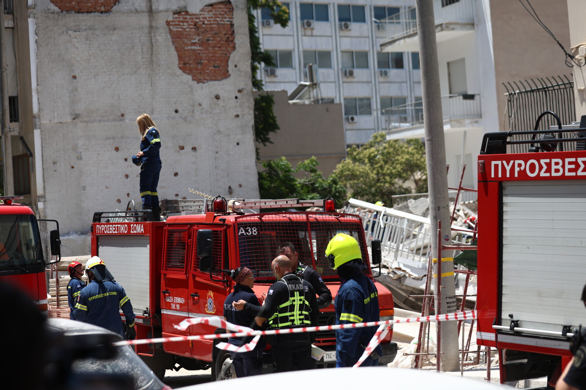 Πολυκατοικία στα Πετράλωνα κατέρρευσε © InTime