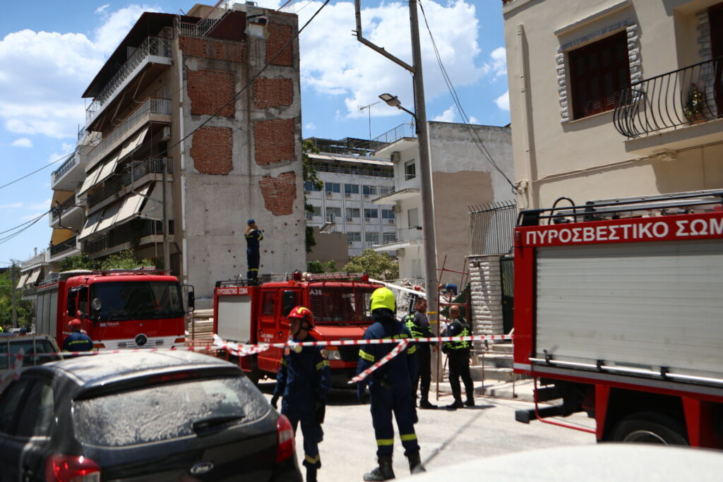Κατέρρευσε πολυκατοικία στα Πετράλωνα