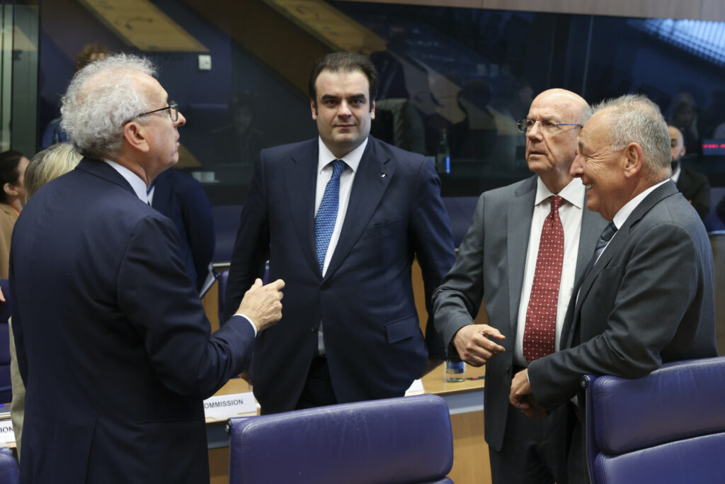 Συνάντηση Πιερρακάκη – Γιουνκέρ σε θερμό κλίμα