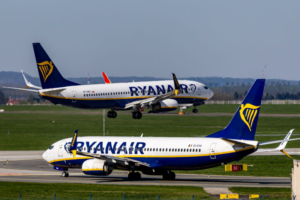 Ryanair: Έρευνα για τις χρεώσεις σε γονείς που θέλουν να καθίσουν δίπλα στα παιδιά τους