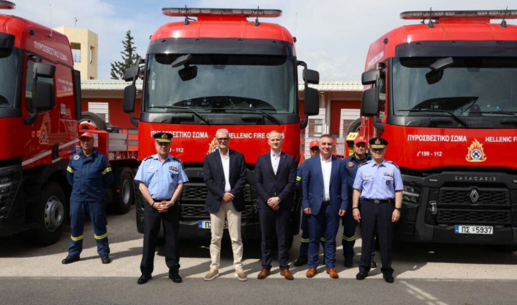 Όμιλος Σαρακάκη: Παράδοση 10 νέων τρακτόρων Renault Trucks στο Πυροσβεστικό Σώμα
