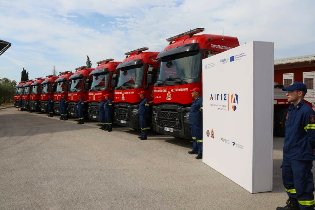 Παράδοση 10 νέων τρακτόρων Renault Trucks στο Πυροσβεστικό Σώμα από τον Όμιλο Σαρακάκη