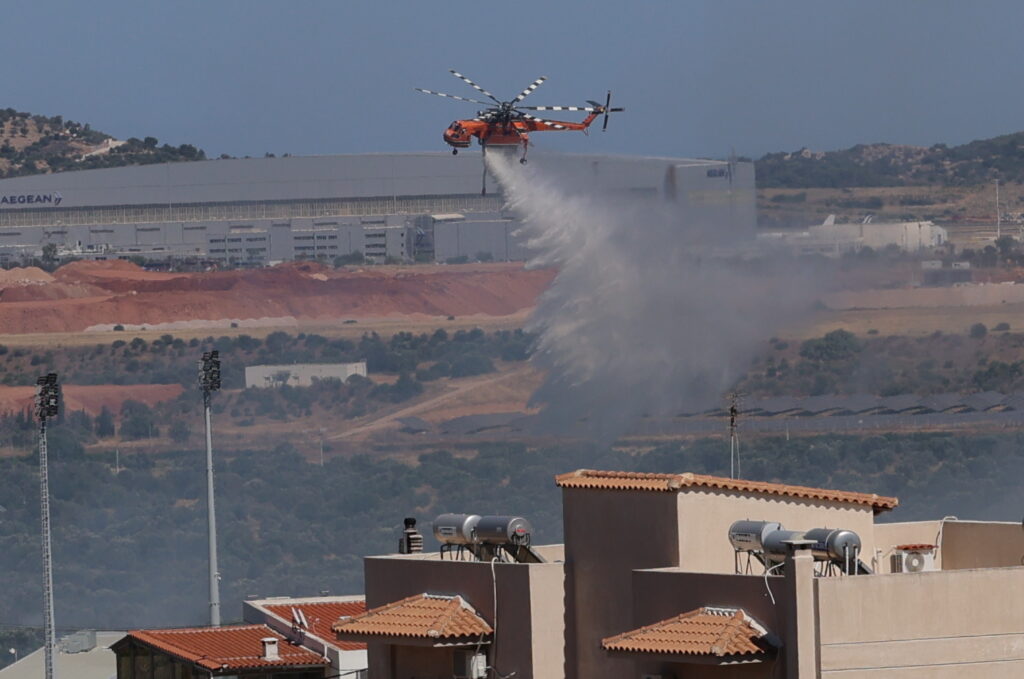 Φωτιά στα Σπάτα κοντά στο αεροδρόμιο, 5 εναέρια μέσα στην πυρόσβεση
