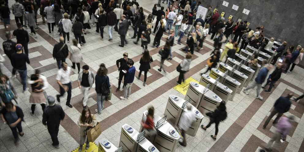 Δωρεάν αστικές συγκοινωνίες: Η πολιτική μάχη στην Ελλάδα και η διεθνής εμπειρία