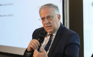 Το ντόμινο των κυβερνητικών αλλαγών, η εισήγηση Θεοδωρικάκου, οι σκέψεις για τον διάδοχο του Κυρανάκη και η “ημερομηνία λήξης” του Μαρινάκη