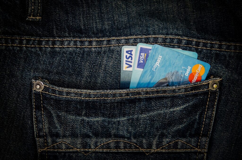 Συμφωνία 38 δισ. δολαρίων για Visa και Mastercard: Τι αλλάζει για όσους πληρώνουν με κάρτα