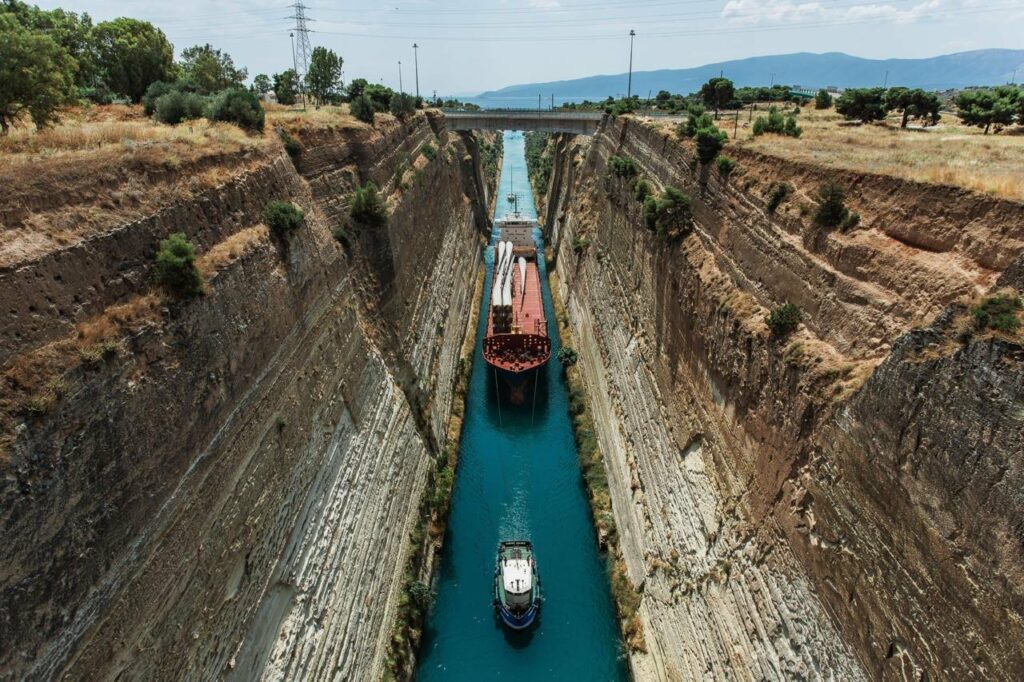Διώρυγα της Κορίνθου: Ναυτιλιακό πέρασμα, τουριστικό αξιοθέατο, ιστορικό μνημείο